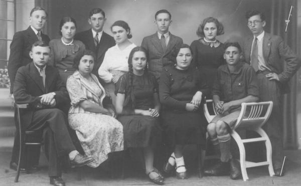 A group of students, before leaving for immigrating in Eretz Isroel. David-Horodok, 1935.