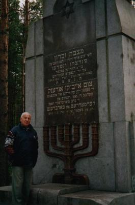 Gravestone in Ponar 2003