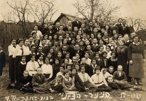Chana Dobrushin in Noar Ziyoni photo of 1934