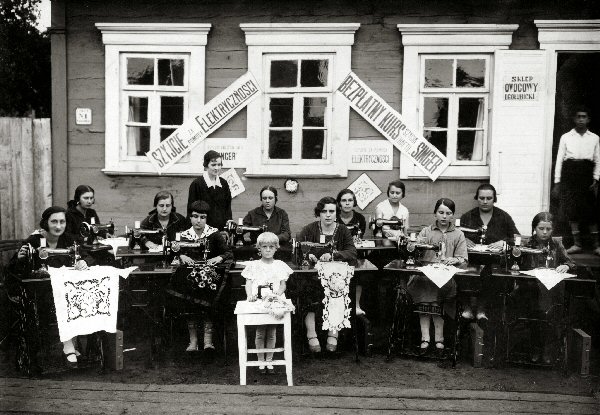 Photo of a sewing class in David-Horodok